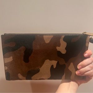 MICHAEL KORS. Wristlet.